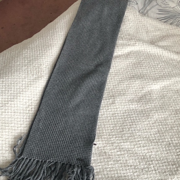 Guess Scarf - Picture 2 of 3